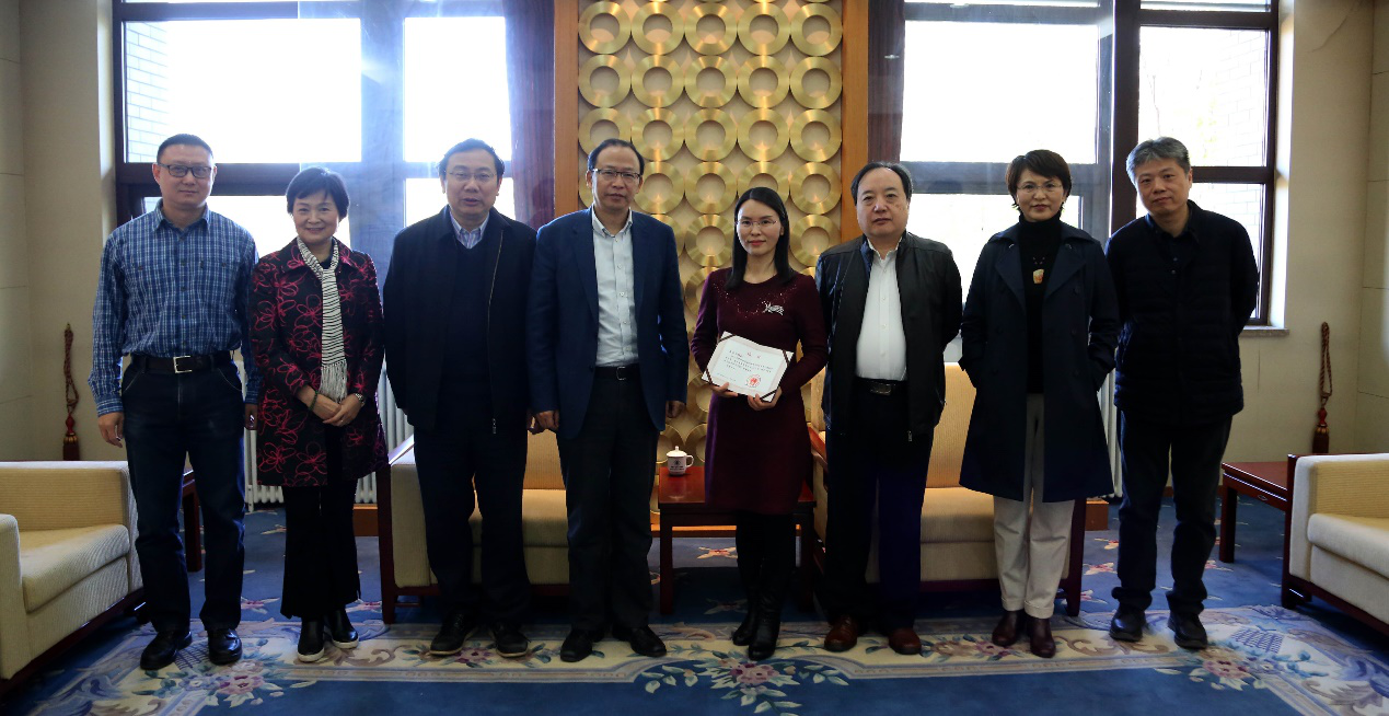 Ms Dai Xinhua received the honor